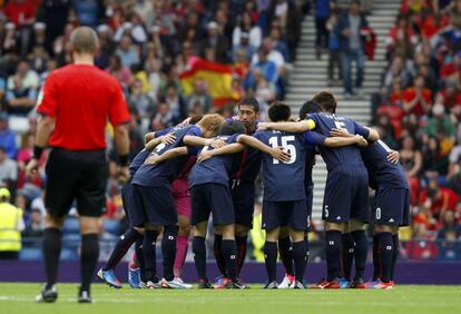 La selección de Japón reunida antes del segundo tiempo, cuando ya aventajaba a España con un gol.