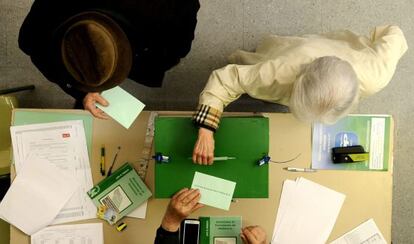 Dos votantes en las elecciones andaluzas del 22 de marzo.