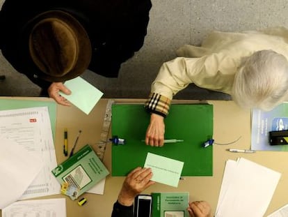 Dos votants a les eleccions andaluses del 22 de març.