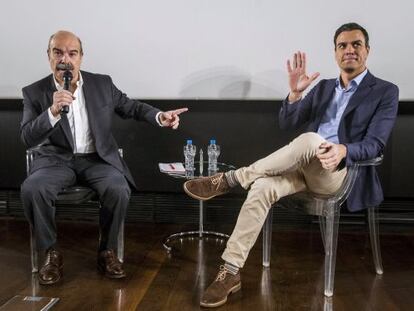 Antonio Resines presenta a Pedro S&aacute;nchez en su intervenci&oacute;n en la Academia.