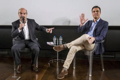 Antonio Resines presenta Pedro Sánchez en la seva intervenció a l'Acadèmia.