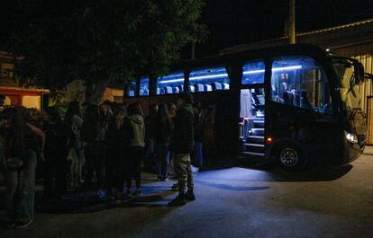 Un autobús alquilado por los jóvenes de los pueblos vecinos llega a la plaza del Pedrosa del Páramo para disfrutar de la verbena. 