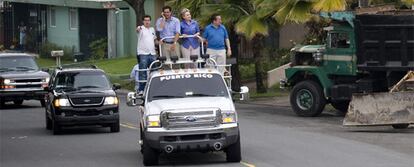 La senadora Hillary Clinton, subida a una furgoneta, marcha por las calles de la Carolina, Puerto Rico