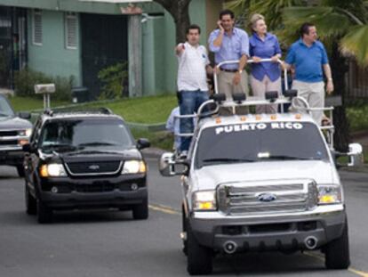 La senadora Hillary Clinton, subida a una furgoneta, marcha por las calles de la Carolina, Puerto Rico