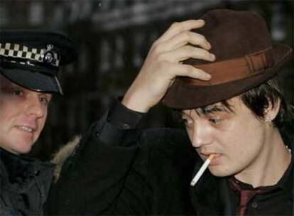 Pete Doherty, a su salida de los juzgados Thames Magistrates, al este de Londres.