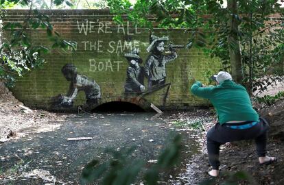 El artista callejero británico Banksy confirmó a través de un video publicado el viernes en Instagram que es el autor de varias obras aparecidas recientemente en Inglaterra. En la imagen, un hombre fotografía una de ellas, en Lowestoft.