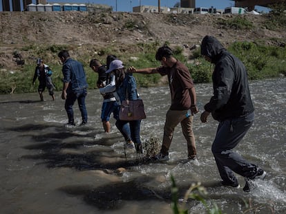 Un grupo de migrantes cruza el río Bravo hacía Estados Unidos, en Ciudad Juárez, el 30 de noviembre de 2022.