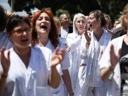 Una manifestaci&oacute;n de m&eacute;dicos en el hospital de Bellvitge en 2014