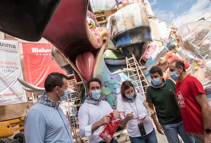 Teodoro García Egea (segundo por la izquierda), con los dirigentes del PP valenciano María José Catalá y Carlos Mazón, en las pasadas fallas en Valencia.