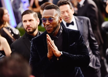 Mi nombre no es un chiste. En 2017, Mahershala Ali, cuyo nombre real es Mahershalalhashbaz Gilmore, hizo historia al convertirse en el primer actor musulmán en ganar un Oscar. Como haría cualquiera, se lo dedicó a su mujer, Amatus Sami-Karim. El presentador de la gala, Jimmy Kimmel aprovechó para reciclar el mismo chiste que ya le había hecho cuando el actor fue a su programa. “No puedes llamarla Amy”, le dijo, subrayando la supuesta dificultad de un nombre tan extranjero (en realdiad, el actor es nacido en Oakland, California). No fue el único chiste a costa de los nombres raros en la gala de ese año. Aprovechando un gag sobre un supuesto grupo de turistas visitando el plató, Kimmel les preguntó sus nombres. Una mujer dijo que ella se llamaba Yulree y su marido, Patrick. “¿Ves? Eso es un nombre” dijo el presentador, dirigiéndose precisamente a Ali. Varios artículos se lo afearon, así como muchos tuiteros. ¿Por qué Patrick es un nombre válido y Mahershala no?