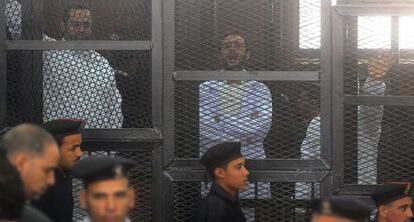Mohamed Adel (i), Ahmed Douma (c) y Ahmed Maher (d) en la corte de El Cairo, el domingo.