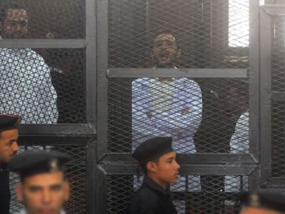 Mohamed Adel (i), Ahmed Douma (c) y Ahmed Maher (d) en la corte de El Cairo, el domingo. 