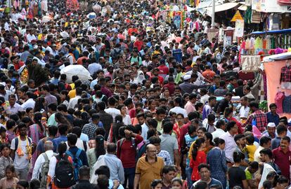 Una multitud de personas transitan por el mercado Dadar en Bombay, India, el pasado 28 de junio.