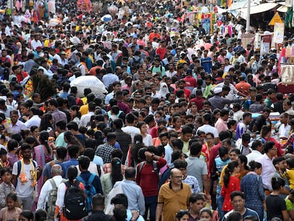 Una multitud de personas transitan por el mercado Dadar en Bombay, India, el pasado 28 de junio.