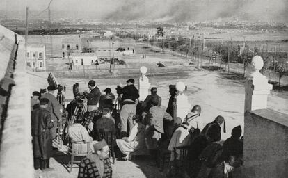 Periodistas contemplan los bombardeos franquistas sobre Madrid en noviembre de 1936.