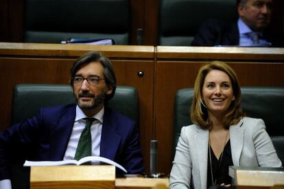 Iñaki Oyarzábal y Arantza Quiroga, en la sesión del pleno del Parlamento vasco el pasado jueves.