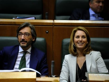 Iñaki Oyarzábal y Arantza Quiroga, en la sesión del pleno del Parlamento vasco el pasado jueves.