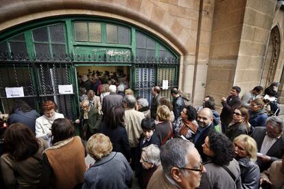 Decenas de personas se agolpan para votar en un colegio electoral del centro de Barcelona durante los comicios catalanes marcados por la alta participaci&oacute;n, la m&aacute;s alta de las &uacute;ltimas ocho convocatorias auton&oacute;micas.
