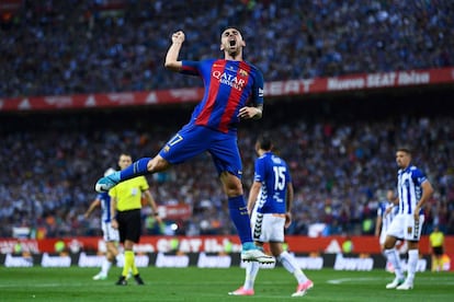 Paco Alcácer del Barcelona celebra el tercer gol.