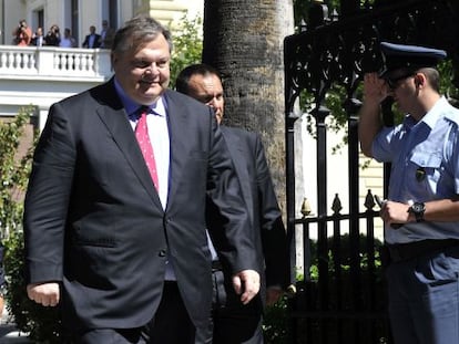 Venizelos, l&iacute;der del Pasok, al salir del palacio presidencial este martes.