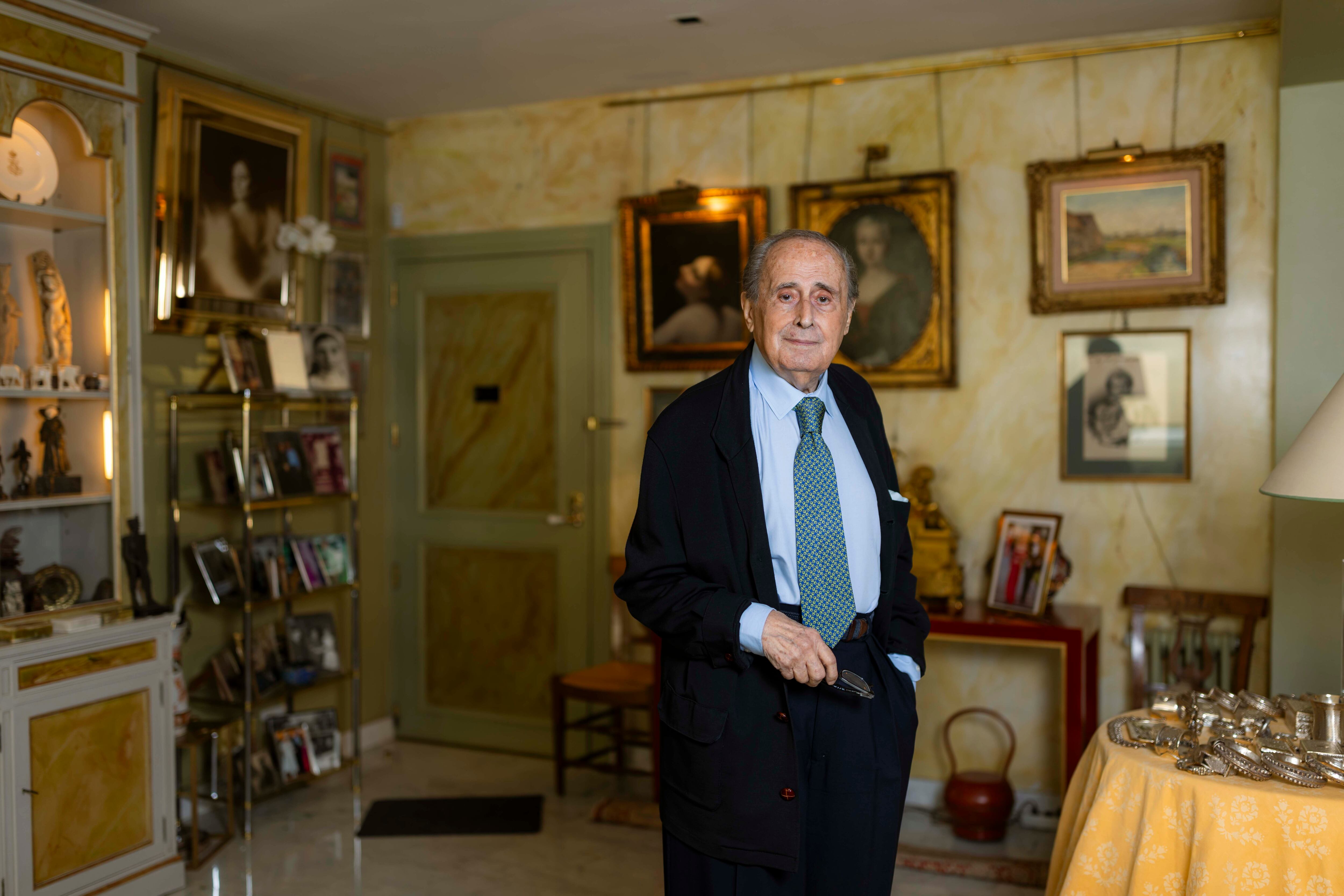 Peñafiel atesora en su casa fotos con algunos de sus amigos y conocidos más ilustres: los reyes Juan Carlos y Sofía, el rey Carlos de Inglaterra, el duque de Edimburgo, los príncipes Raniero y Grace Mónaco, el sha Reza Pahlevi y la emperatriz Farah Diba, Felipe González y Carmen Romero.

