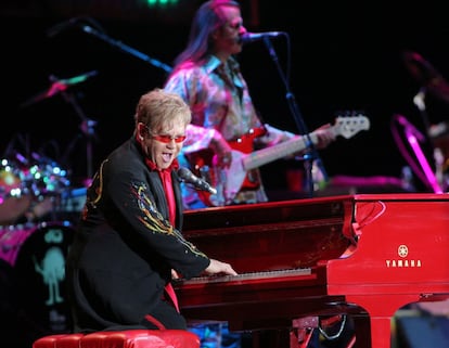 Elton John en Mosc. El msico ha luchado mucho por los derechos de la comunidad LGTBI en Rusia. En verano del a?o pasado pidi una reunin con el presidente Vladmir Putin para discutir sobre los derechos de la comunidad LGTB, las personas seropositivas y el VIH. "Espero que en un futuro cercano nuestras agendas pueden coincidir, dijo.