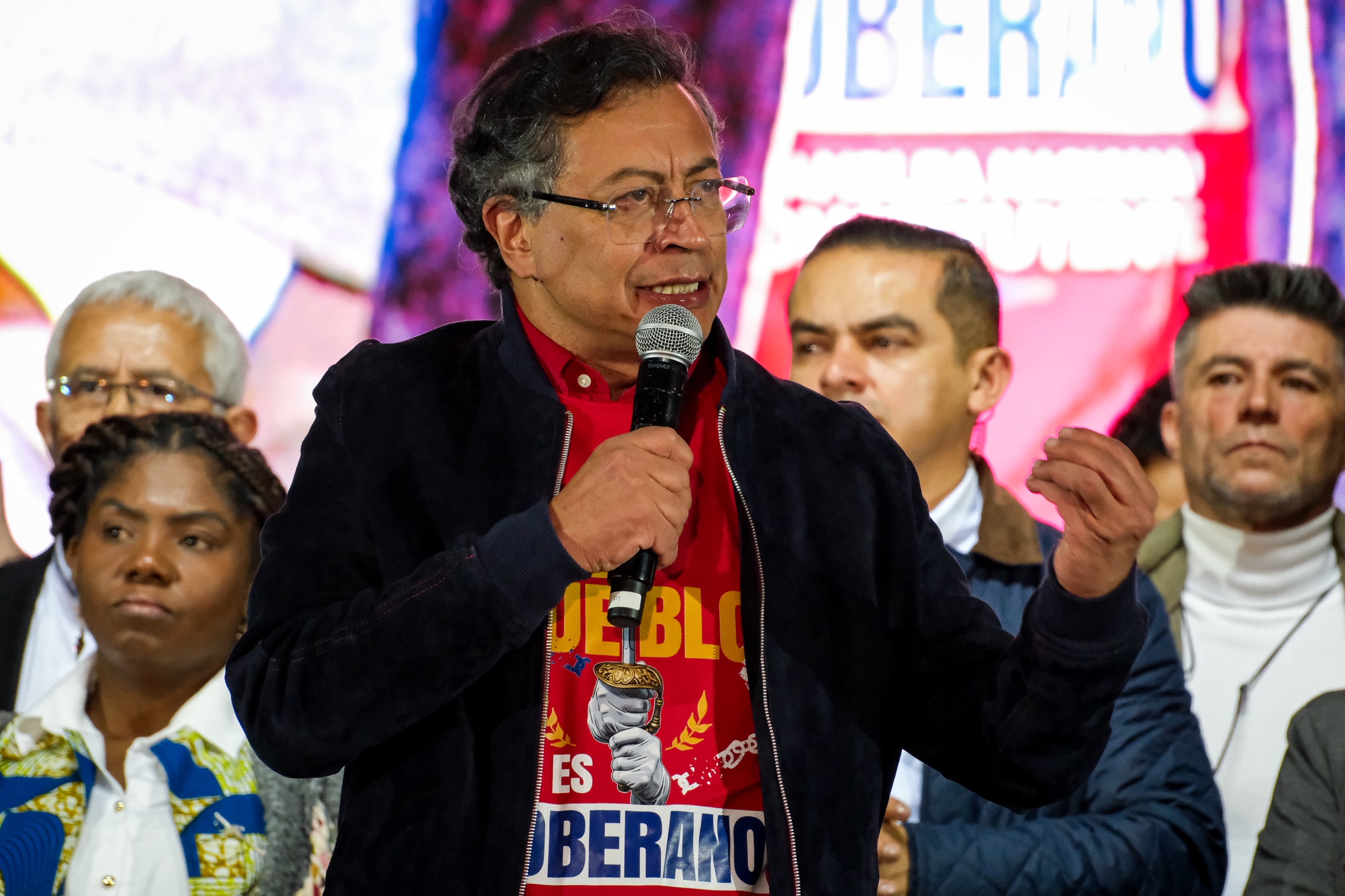 Gustavo Petro en la Plaza Simón Bolívar, en Bogotá, este viernes.