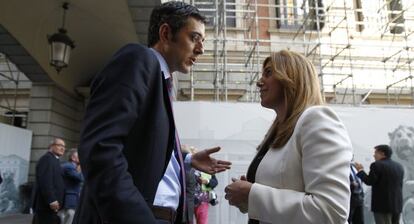 Eduardo Madina y Susana Díaz conversan en el patio del Congreso en junio de 1013.