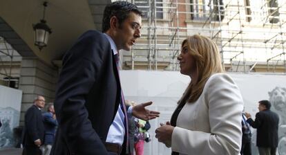 Eduardo Madina y Susana D&iacute;az conversan en el patio del Congreso en junio de 1013.