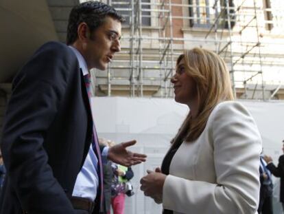 Eduardo Madina y Susana D&iacute;az conversan en el patio del Congreso en junio de 1013.