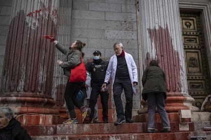 Medio centenar de activistas contra el cambio climático se han concentrado este miércoles frente a la escalinata del Congreso de los Diputados, en Madrid.