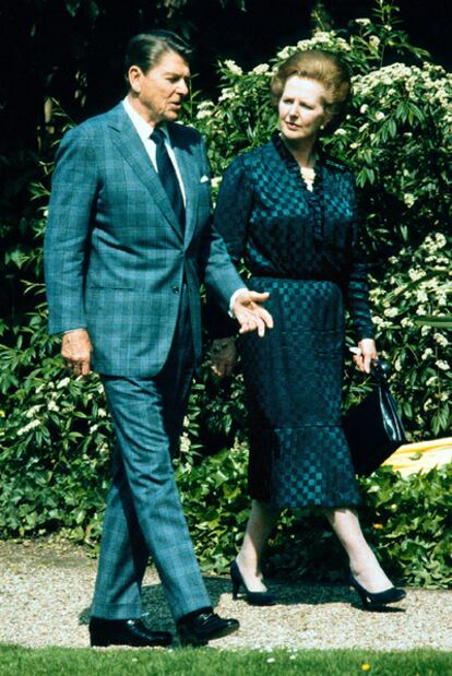 Margaret Thatcher, con su bolso, junto a Ronald Reagan.