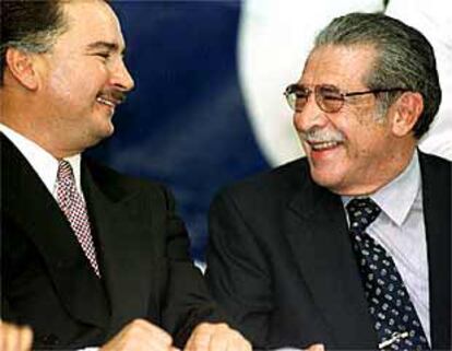 El presidente guatemalteco, Alfonso Portillo, a la izquierda, y el presidente del Congreso, Ríos Montt, en mayo de 2000.