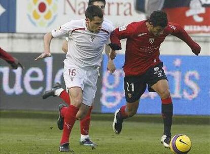 Orbaiz y Vela luchan por un balón