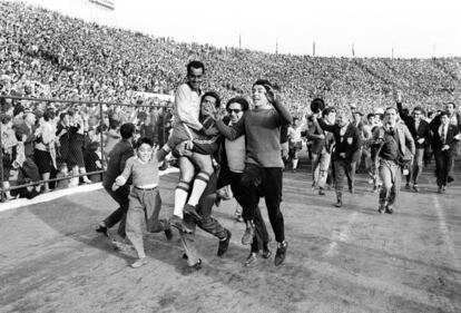 17 de junio de 1962. José Ely de Miranda, conocido como Zito y autor del gol de la victoria de Brasil, es llevado en brazos en la final ante Checoslovaquia, en Santiago de Chile.
