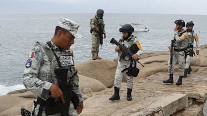 Elementos de la Guardia Nacional realizaron un recorrido en Puerto Escondido ante el avance de la tormenta tropical Erick, el pasado martes.