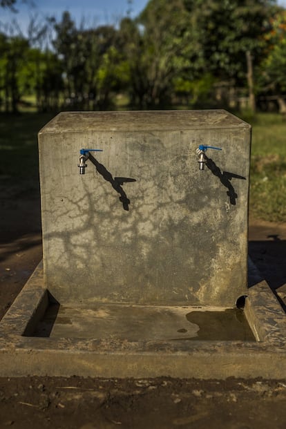 Una sencilla fuente de dos caños de la que brota agua potable es una seguro de vida para la población que vive en los alrededores. En el colegio de Harriet hay cuatro colocadas estratégicamente en cada extremo del recinto. Unicef ha proporcionado los recursos para la instalación de un gran depósito de agua que garantiza la higiene y la salubridad.