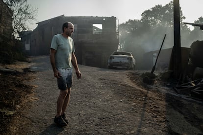 Manuel García, vecino de la localidad de A Caridade, este jueves en el municipio de Monterrei (Ourense).
