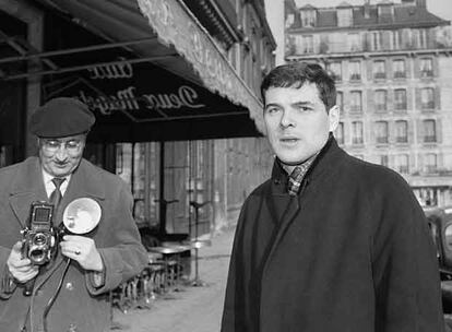 Michel Cournot, ante el café literario Les Deux Magots, en 1958.