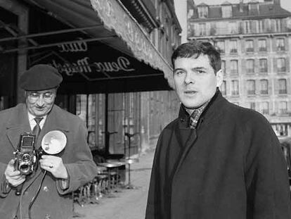 Michel Cournot, ante el café literario Les Deux Magots, en 1958.