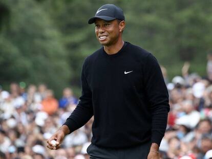 Tiger Woods reacciona tras el noveno hoyo en el ZOZO Championship en el Accordia Golf Narashino Country Club de Inzai, Chiba, Japón.