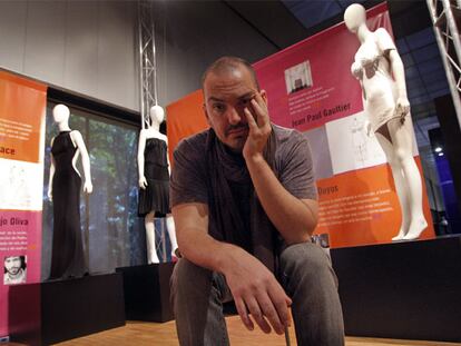 El diseñador Juan Duyos, en la exposición <b><i>20 iconos del siglo XX,</b></i> en el Museo del Traje.