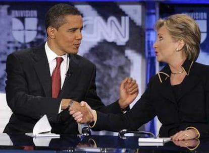 Barack Obama y Hillary Clinton se saludan al final del debate celebrado en Tejas.