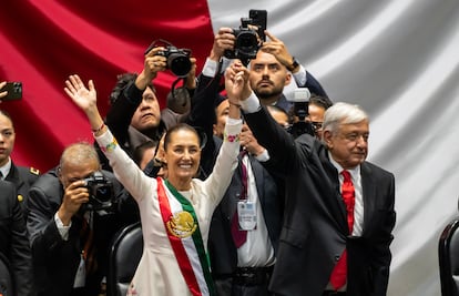 Andrés Manuel López Obrador levanta la mano de Claudia Sheinbaum tras su toma de protesta