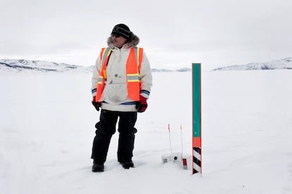 En la remota comunidad de Nain, al norte de Terranova y Labrador, en la costa este de Canadá, vive un grupo Inuit que se llama Sikumiut, la "gente del hielo marino" en el idioma inuktitut. Rex Holwell, de 47 años, posa junto a una 'SmartBUOY', parte de la tecnología 'SmartICE'. Esta estaca clavada en el hielo permite medir la temperatura y calcular el grosor del hielo en las "avenidas" que usan para transportarse sobre el mar helado. Las mediciones pueden revisarse en internet para viajar de forma segura.