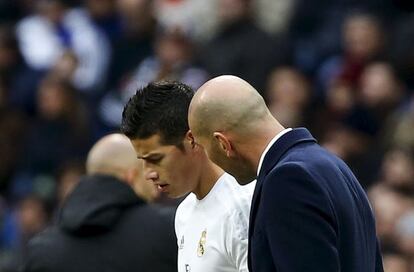 Zidane da instrucciones a James.