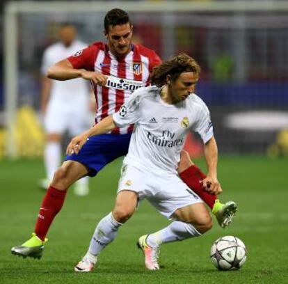 Modric recorta a Koke.