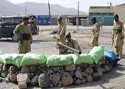 Varios agentes de fuerzas de seguridad, en un puesto de control en Wana, capital de Waziristán del Sur.