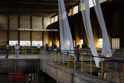 Público en la planta superior de la sala de turbinas de las Tres Chimeneas de Sant Adrià, abierta por primera vez durante la bienal de arte Manifesta, este miércoles.