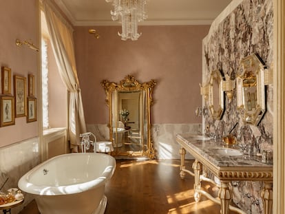 El baño de una de las habitaciones del hotel Passalacqua, en Moltrasio (Italia), elegido el mejor del mundo en la lista named The World’s Best Hotel 2023.